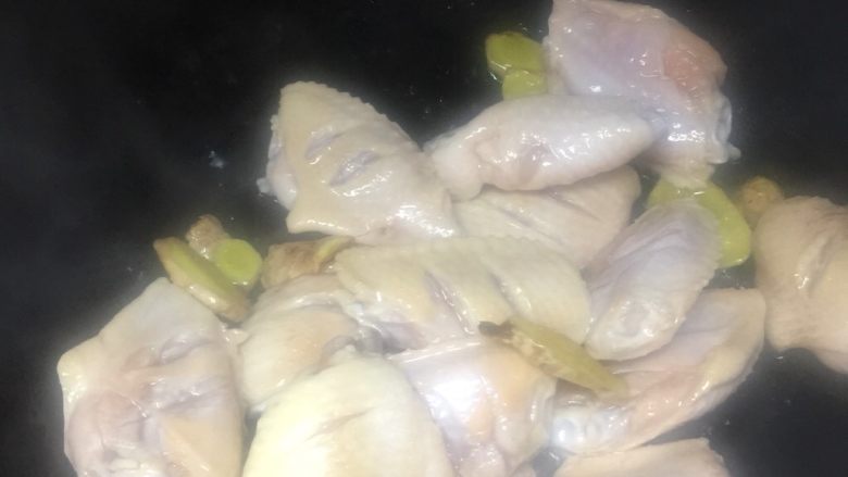 可乐鸡翅,放入翅中煎至两面金黄色，翅中有水份会有一点溅油