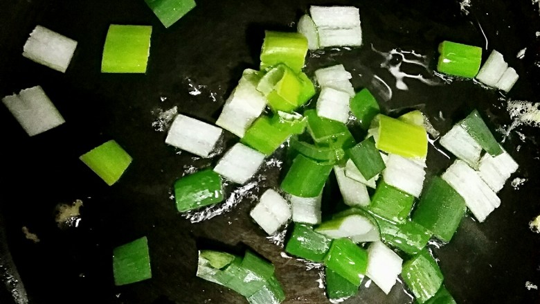 西红柿炒蛋盖浇饭――好吃不过最家常,锅中再次加少量油烧热,下葱花爆出香味儿。
