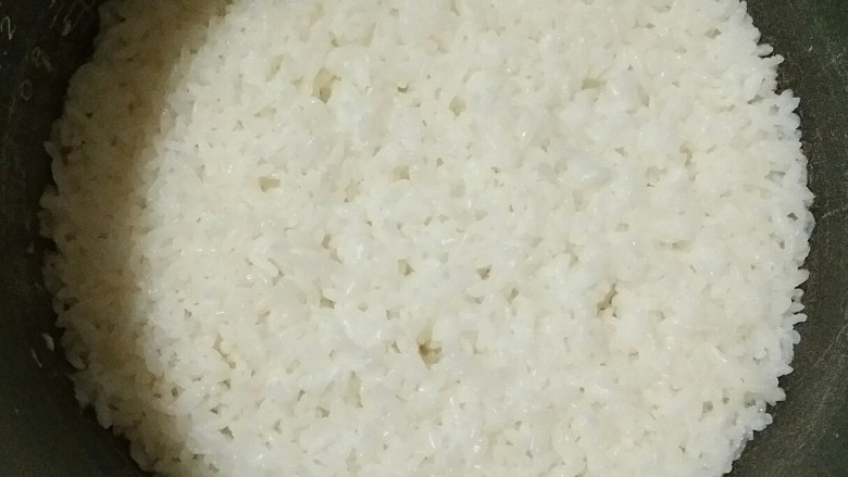 西红柿炒蛋盖浇饭――好吃不过最家常,此时米饭也蒸熟了。(我家的电饭煲25分钟就能煮好米饭,然后转至保温状态)