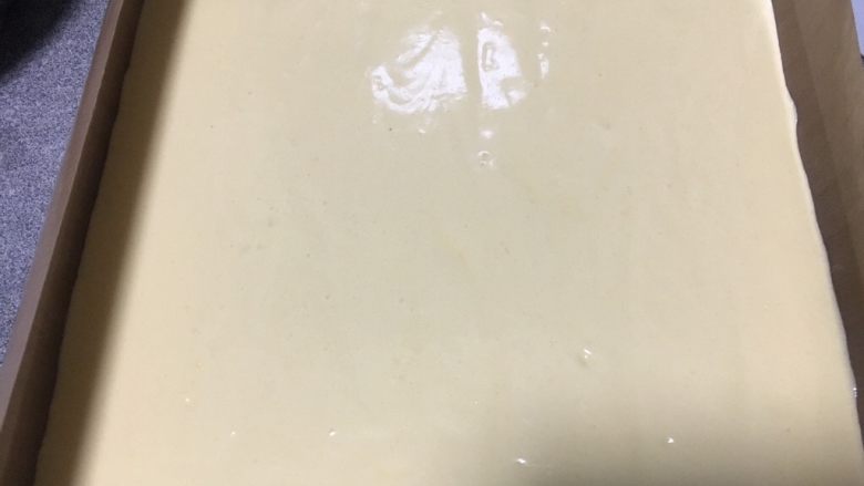 黄金蛋糕,倒入面糊,震出气泡刮平表面