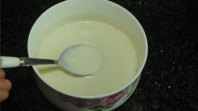 炸牛排,加150克清水,用勺子拌至无颗粒状,调成均匀的面糊