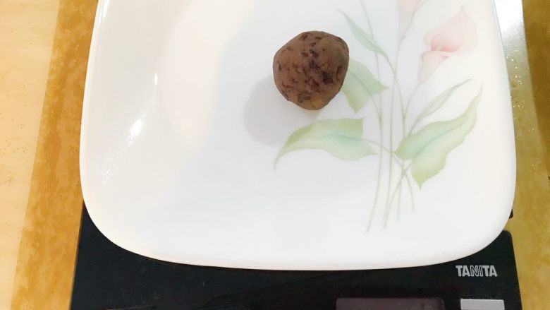 珍藏版红豆夹心饼
,自制<a style='color:red;display:inline-block;' href='/shicai/ 6254'>红豆馅</a>,分割14克到15克一粒。
