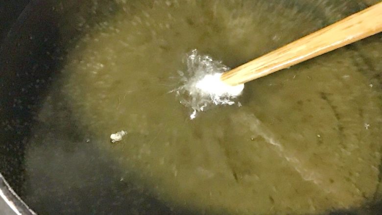 珍藏版红豆夹心饼
,锅里放入适量的油,加热,筷子下去周围有气泡,油温就够了。