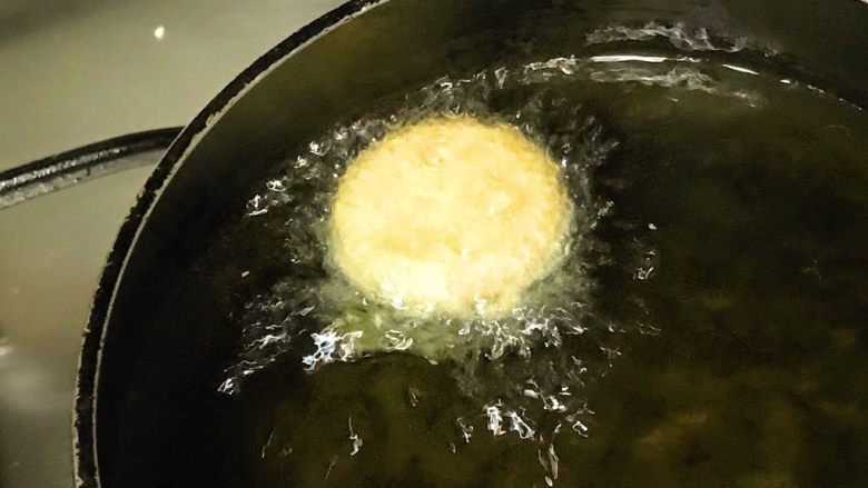珍藏版红豆夹心饼
,飘起,外皮略黄捞起。