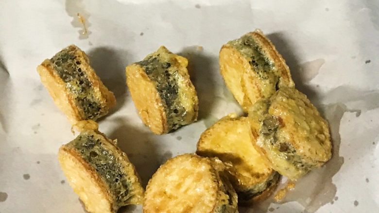 珍藏版红豆夹心饼
,放到吸油纸上,吸取多余的油份。