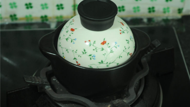 韩式砂锅拌饭,盖上盖子,大火烧开后转小火,慢慢将米饭焖熟