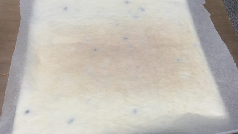 蔓越莓纯蛋白卷,出炉后表面覆盖一张油纸