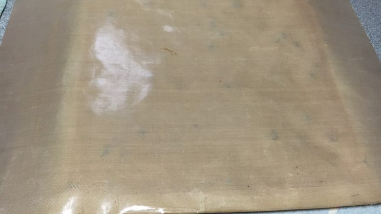 蔓越莓纯蛋白卷,翻过来脱去油布,可以抹沙拉酱、奶油都可以