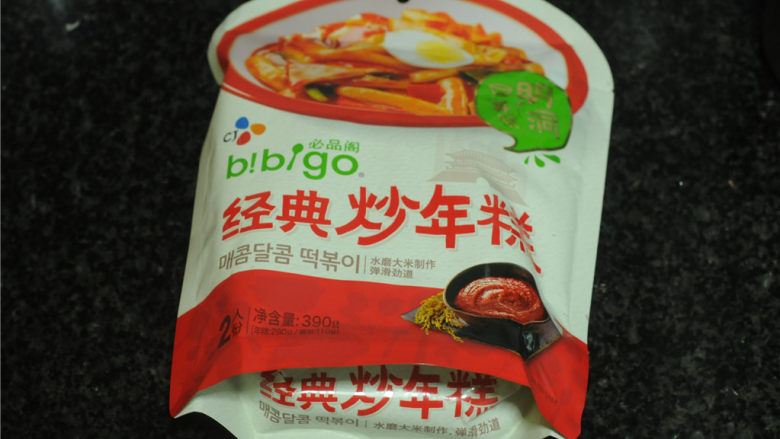 韩式炒年糕,方便的炒年糕,包装精美,携带方便,每一包炒年糕里都有一包年糕和一包酱料,分开包装,让口感更好
