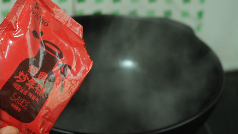 韩式炒年糕,将酱料倒入锅里,烧开