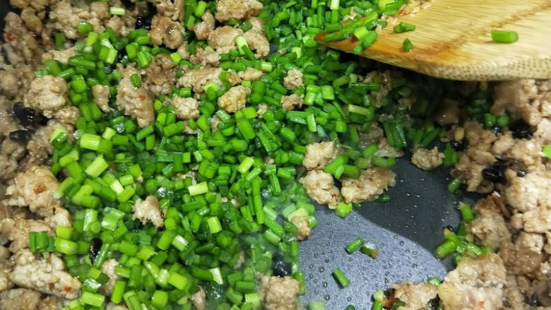 台湾客家苍蝇头,加入蒜苔炒至断生即可,根据个人口味加适量盐。