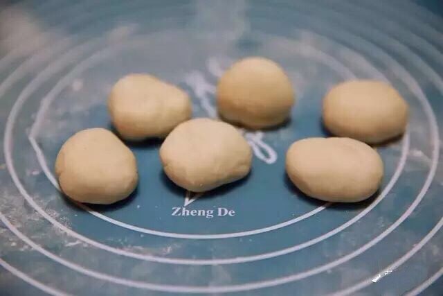 新年喜庆花样馒头,称量15克的面团,一共称量6个。