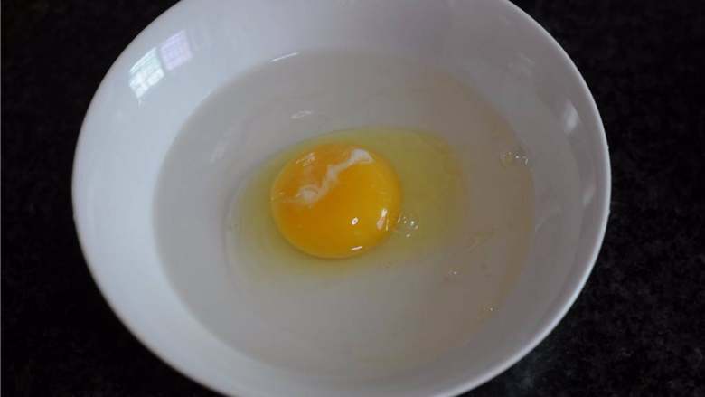 趣味鸡蛋羹,<a style='color:red;display:inline-block;' href='/shicai/ 9'>鸡蛋</a>打入宽口的容器里,按照1:1加入水