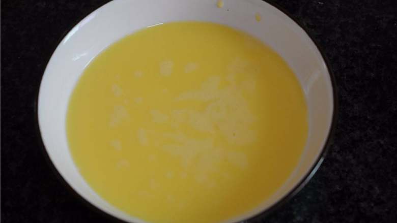 趣味鸡蛋羹,将鸡蛋打散,过滤