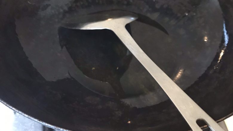 私房橙汁排骨,将排骨蒸出的汁水沥出待用。锅中放少量的油,加入蒸好的排骨,放入油锅中微炸。