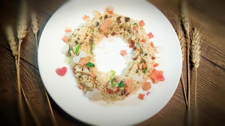 剩饭大变身——花环米饭🍚,沿着碗边放上米饭,拿勺子压实,再轻轻拿掉碗,用模具刻出花样撒在饭团上装饰就可以了。