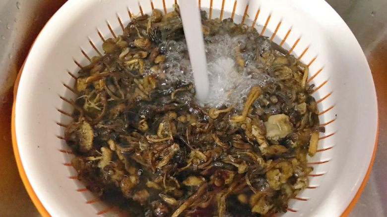 狗年旺旺,年夜饭系列3️⃣《山珍鸡》,榛蘑用水浸泡前洗洗,把表面的尘土洗掉。这类蘑菇浸泡至少要4小时以上。