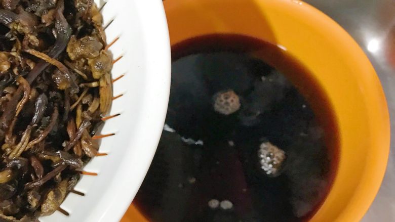 狗年旺旺,年夜饭系列3️⃣《山珍鸡》,中间换几次水,洗到清水。