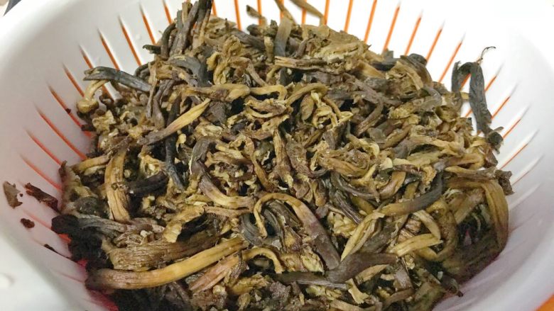 狗年旺旺,年夜饭系列3️⃣《山珍鸡》,泡好的榛蘑撰干水分备用。