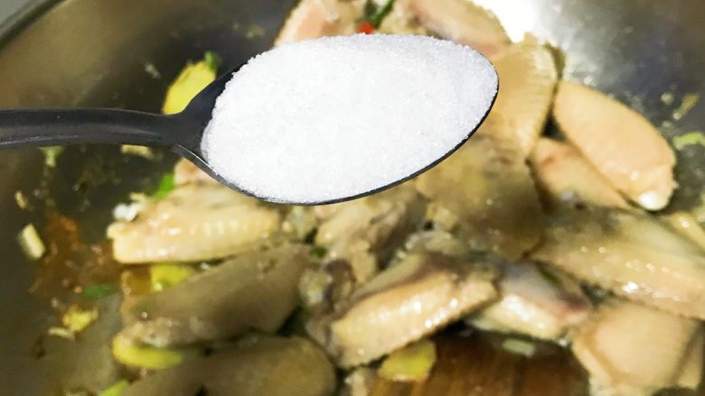 狗年旺旺,年夜饭系列3️⃣《山珍鸡》,炒到鸡肉饱满,全无血色,加入一汤匙<a style='color:red;display:inline-block;' href='/shicai/ 10588'>糖</a>,翻炒。