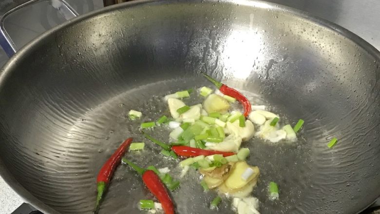 狗年旺旺,年夜饭系列3️⃣《山珍鸡》,油锅煸香以上配料。留一点葱段最后用。