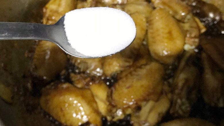 狗年旺旺,年夜饭系列3️⃣《山珍鸡》,加2小匙盐,再翻匀。