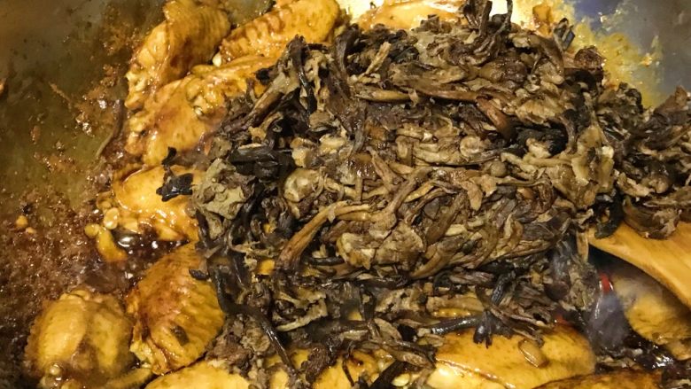 狗年旺旺,年夜饭系列3️⃣《山珍鸡》,下入榛蘑。