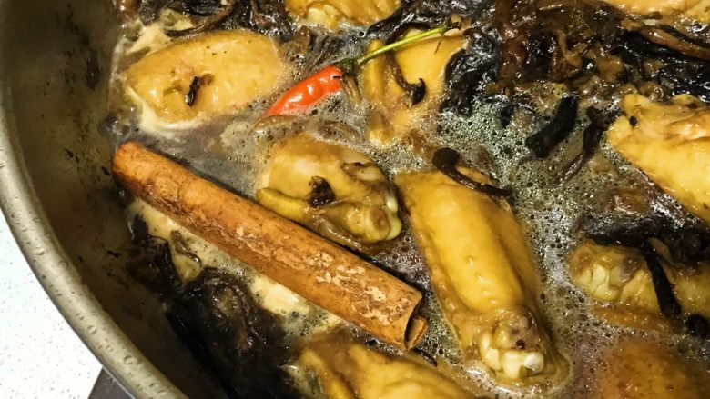狗年旺旺,年夜饭系列3️⃣《山珍鸡》,加入一小碗水,一根桂皮。