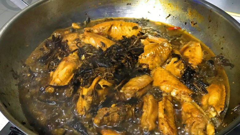 狗年旺旺,年夜饭系列3️⃣《山珍鸡》,炖煮20分钟,小火。