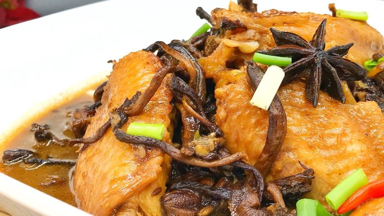狗年旺旺,年夜饭系列3️⃣《山珍鸡》,鸡肉蘑菇完美融合,入味十分。