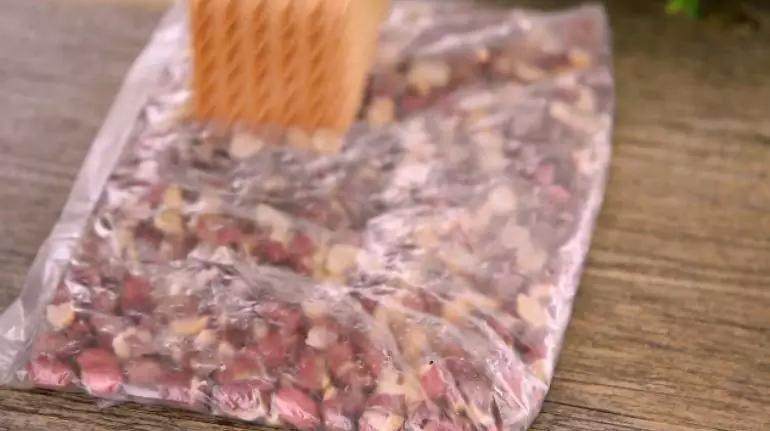 用棉花糖制作的“零失败”甜点:少女心牛轧糖,花生装入袋中,敲碎,去皮