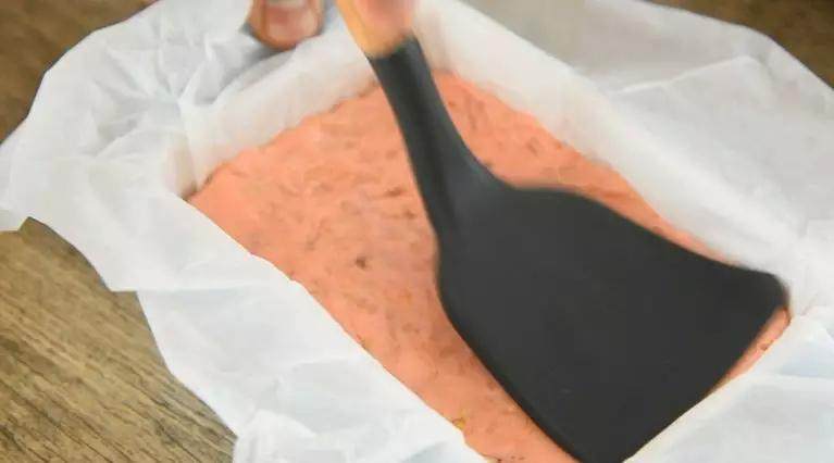 用棉花糖制作的“零失败”甜点:少女心牛轧糖,将炒匀的棉花糖,放入铺了油纸的模具中