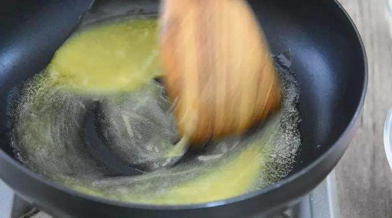 用棉花糖制作的“零失败”甜点:少女心牛轧糖,黄油放平底锅加热