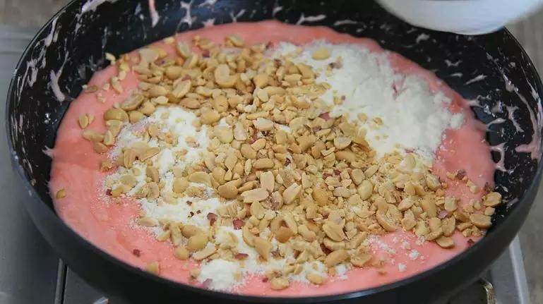 用棉花糖制作的“零失败”甜点:少女心牛轧糖,充分融化后加入奶粉、花生碎,拌匀