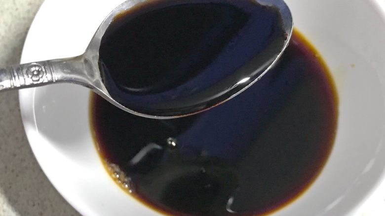 烧比目鱼柳,酱青4汤匙,<a style='color:red;display:inline-block;' href='/shicai/ 762'>老抽</a>1汤匙,混合。