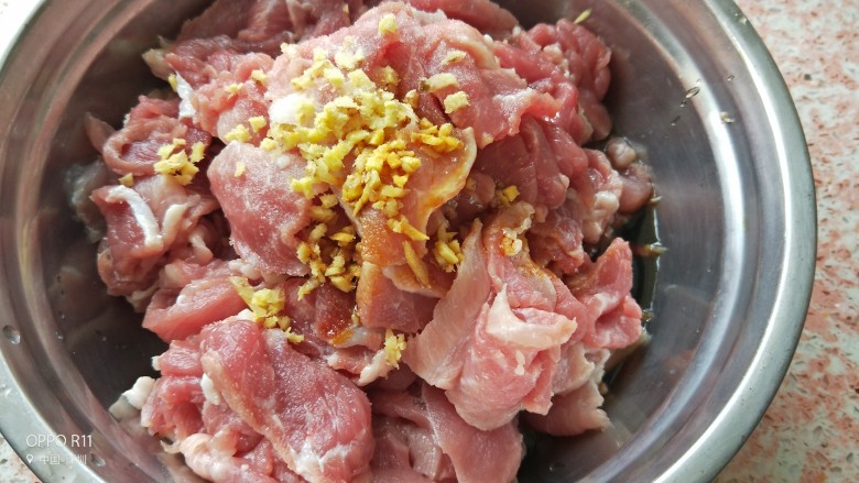 炸酥肉–传承妈妈的味道,肉片加入剁碎的<a style='color:red;display:inline-block;' href='/shicai/ 37'>姜</a>，盐，<a style='color:red;display:inline-block;' href='/shicai/ 718'>料酒</a>和<a style='color:red;display:inline-block;' href='/shicai/ 788'>生抽</a>抓匀