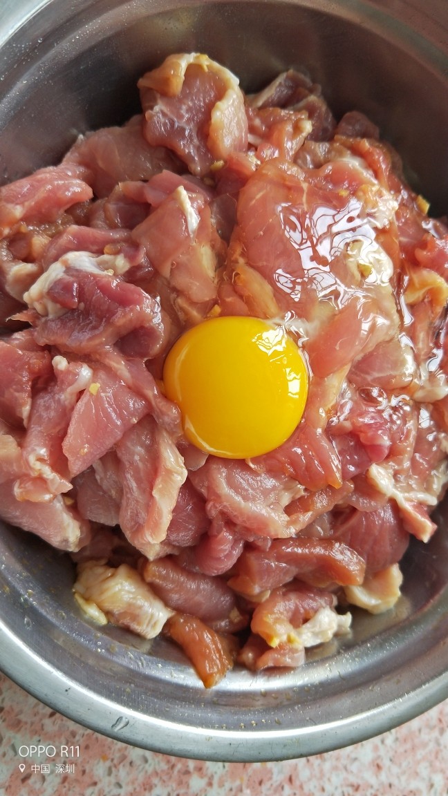 炸酥肉–传承妈妈的味道,打一个<a style='color:red;display:inline-block;' href='/shicai/ 9'>鸡蛋</a>抓匀