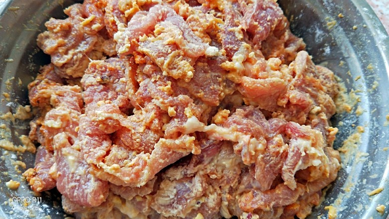 炸酥肉–传承妈妈的味道,拌好的肉片,每个肉片上都裹上了土豆淀粉
