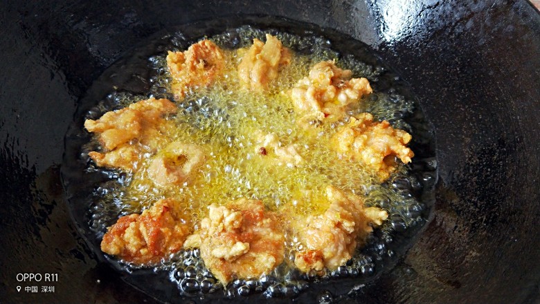 炸酥肉–传承妈妈的味道,锅里油烧至七八成热,拌好的肉片抓小团在手里捏一捏下油锅炸,千万小心,不能靠油锅太近,也不能有水溅到锅里