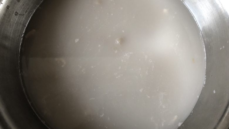 自制Q弹皮冻,加盐调味,关火,肉皮和汤倒入容器内自然冷却一晚
