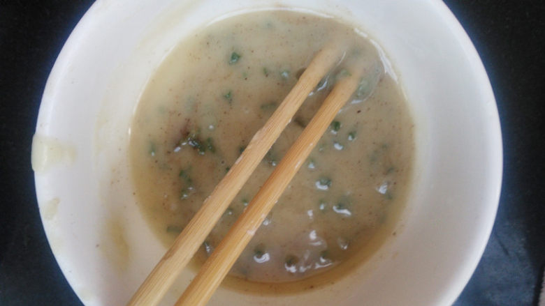 油酥烧饼,将油酥盛出来,放凉,放入葱花和五香粉,加点盐拌匀。