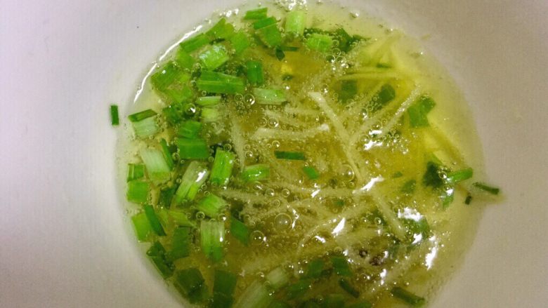 大年夜凉菜--手撕咸鹅,锅内放食用油烧热,放入花椒爆香,再捞去花椒粒,浇入碗里爆香葱姜,(也可直接加入<a style='color:red;display:inline-block;' href='/shicai/ 748'>花椒油</a>)