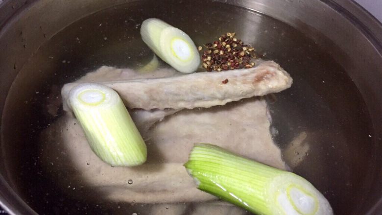 大年夜凉菜--手撕咸鹅,锅里放水,放入咸鹅,葱,花椒