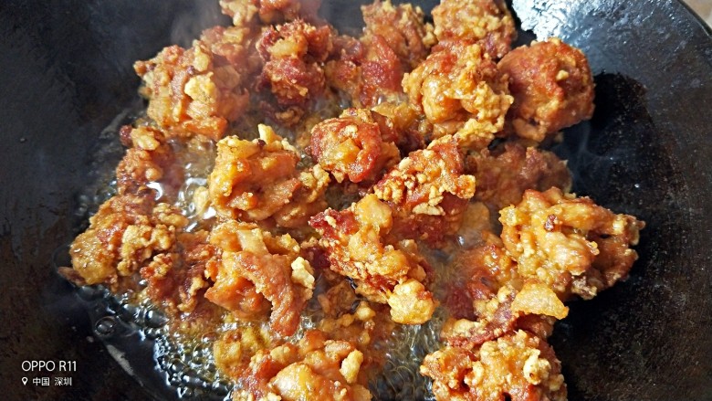 炸酥肉–传承妈妈的味道,所有的酥肉都炸好后再放入油锅里复炸半分钟至一分钟,复炸酥肉为了酥肉更紧致不松散
