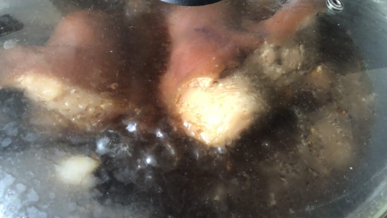秘制酱肘子,转小火焖煮一小时,然后开盖酱20分钟,筷子可以扎透即可捞出备用