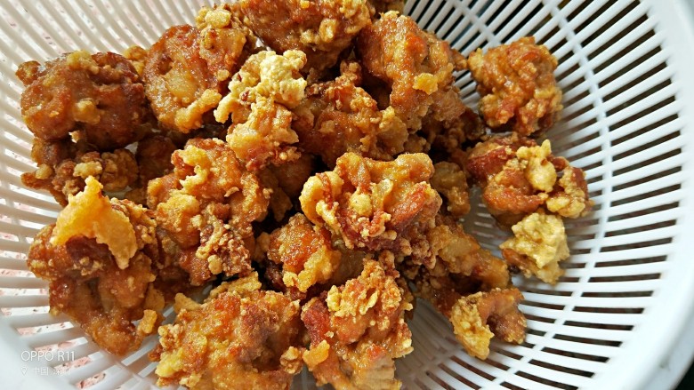 炸酥肉–传承妈妈的味道,最后再捞出沥干油放凉,趁热吃一块儿,外焦里嫩,太解馋了