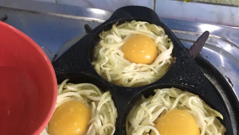 土豆丝太阳蛋,蛋黄稍微凝固加适量水继续煎1分钟