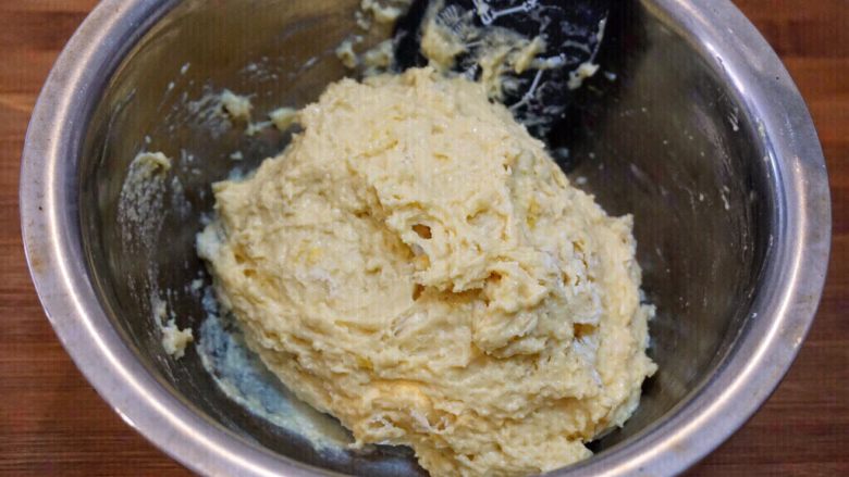 椰浆餐包,再加入步骤3里的鸡蛋混合液,用硅胶铲大致拌到没有干粉的状态。
