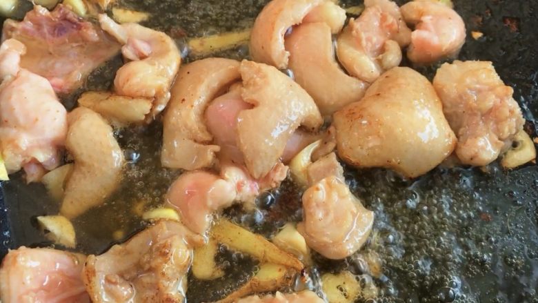 什锦烧腊饭,炸至金黄,让鸭皮出油
