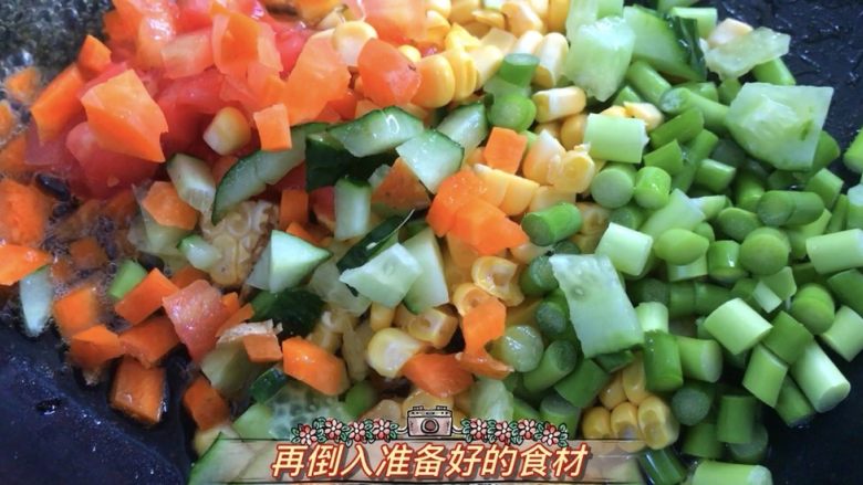什锦烧腊饭,再倒入所有食材,翻炒均匀